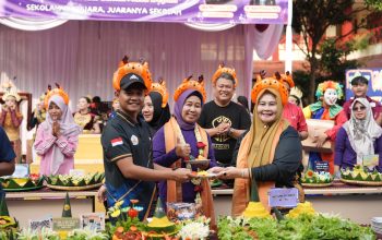 Meriahkan Usia ke-45, SMA YP Unila Gelar Jalan Sehat dan Potong Tumpeng