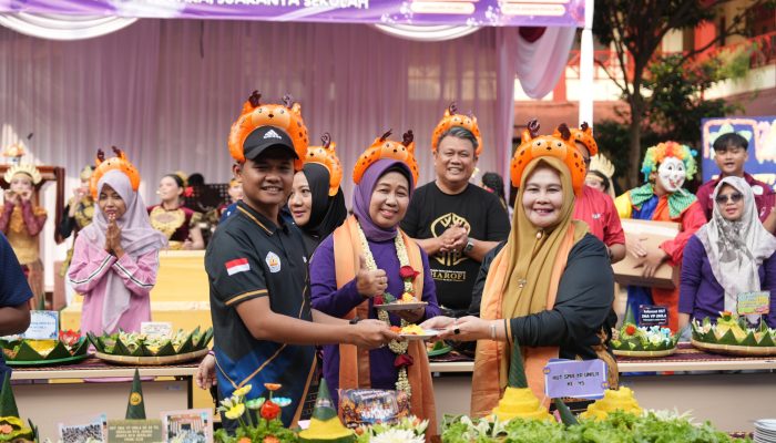 Meriahkan Usia ke-45, SMA YP Unila Gelar Jalan Sehat dan Potong Tumpeng