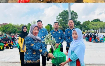 SMKN 7 Bandar Lampung Tutup MPLS dengan Penanaman Pohon dan Benih Ikan