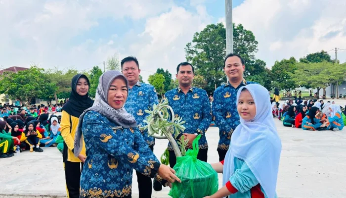 SMKN 7 Bandar Lampung Tutup MPLS dengan Penanaman Pohon dan Benih Ikan