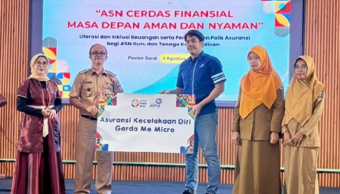 OJK Bersama Pemkab Pesibar Wujudkan Inklusi Keuangan Nyata: 150 Guru Dan Tenaga Pendidik Terima Polis Asuransi Jiwa