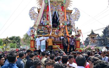 Diarak di Atas Bade 24 Meter, Bupati Egi Bawa Mimpi Besar Balinuraga Jadi ‘Penglipuran’ Kedua pada 2027