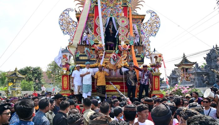 Diarak di Atas Bade 24 Meter, Bupati Egi Bawa Mimpi Besar Balinuraga Jadi ‘Penglipuran’ Kedua pada 2027