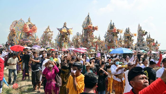 Ngaben Massal Balinuraga Tarik Puluhan Ribu Pengunjung, Turis Italia Ikut Saksikan Tradisi Sakral