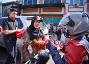 Sambut Hari Kemerdekaan Eva Dwiana Bagikan 10 Ribu Bendera Merah Putih ke Warga