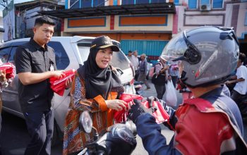 Sambut Hari Kemerdekaan Eva Dwiana Bagikan 10 Ribu Bendera Merah Putih ke Warga