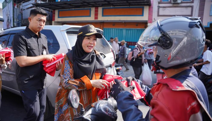 Sambut Hari Kemerdekaan Eva Dwiana Bagikan 10 Ribu Bendera Merah Putih ke Warga