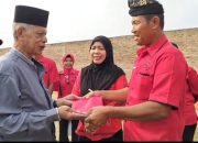 PAC PDIP Jati Agung Bagikan 400 Bendera Merah Putih ke Warga Karang Sari