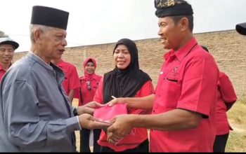 PAC PDIP Jati Agung Bagikan 400 Bendera Merah Putih ke Warga Karang Sari