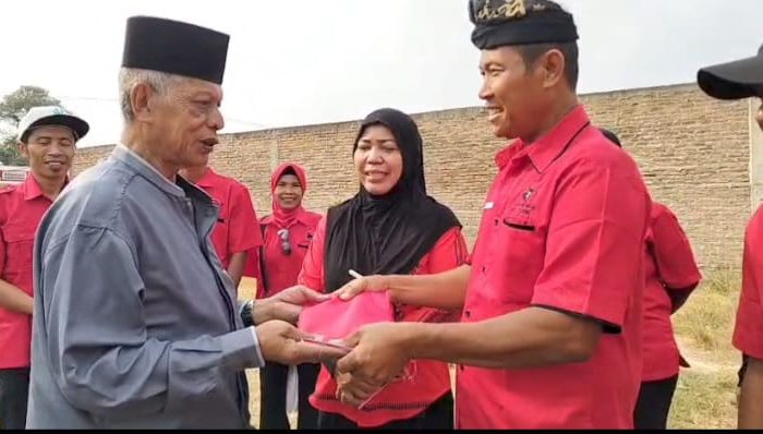 PAC PDIP Jati Agung Bagikan 400 Bendera Merah Putih ke Warga Karang Sari
