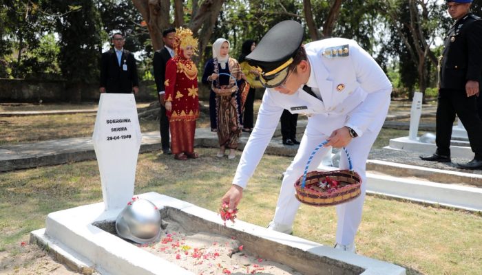 Ziarah di TMP Kusuma Bangsa, Bupati Egi Serukan Semangat Pahlawan untuk Lampung Selatan yang Lebih Maju