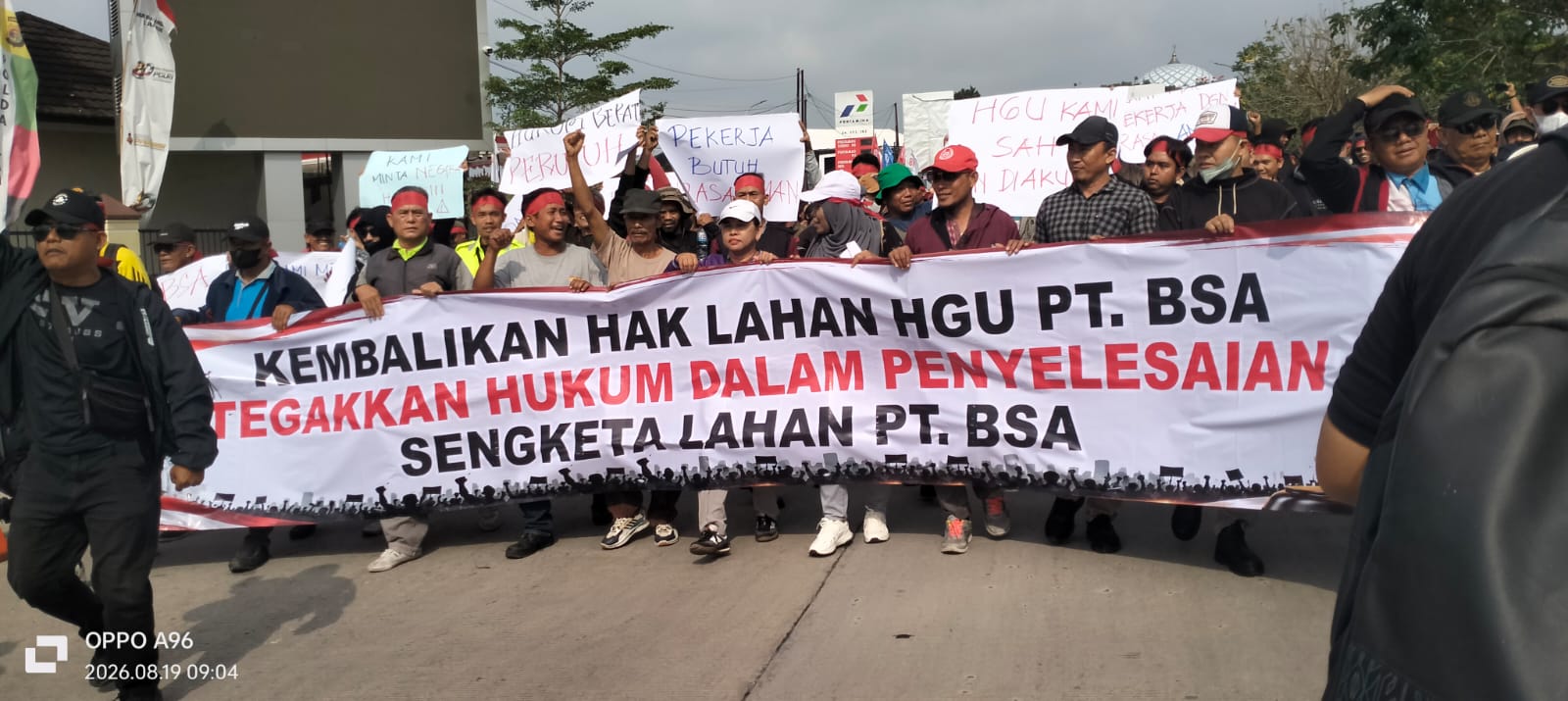 Ribuan Karyawan PT BSA Geruduk Polda Lampung, Tuntut Pelaku Pembakaran Segera Ditangkap