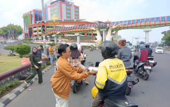 Jumat Berkah, Taring Lampung Bagikan Ratusan Nasi Kotak kepada Warga
