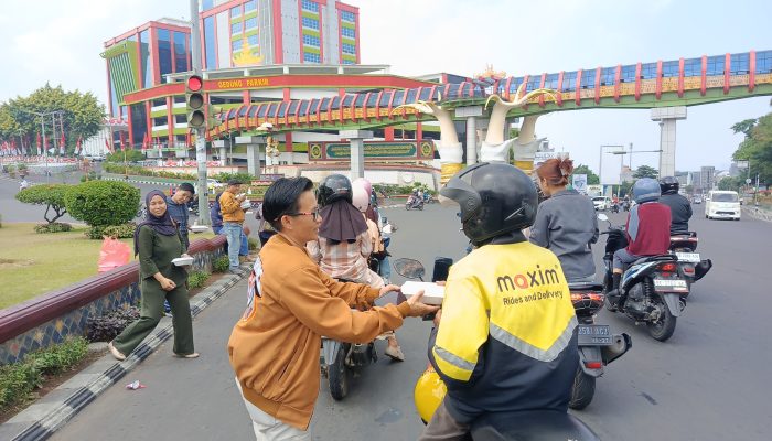 Jumat Berkah, Taring Lampung Bagikan Ratusan Nasi Kotak kepada Warga