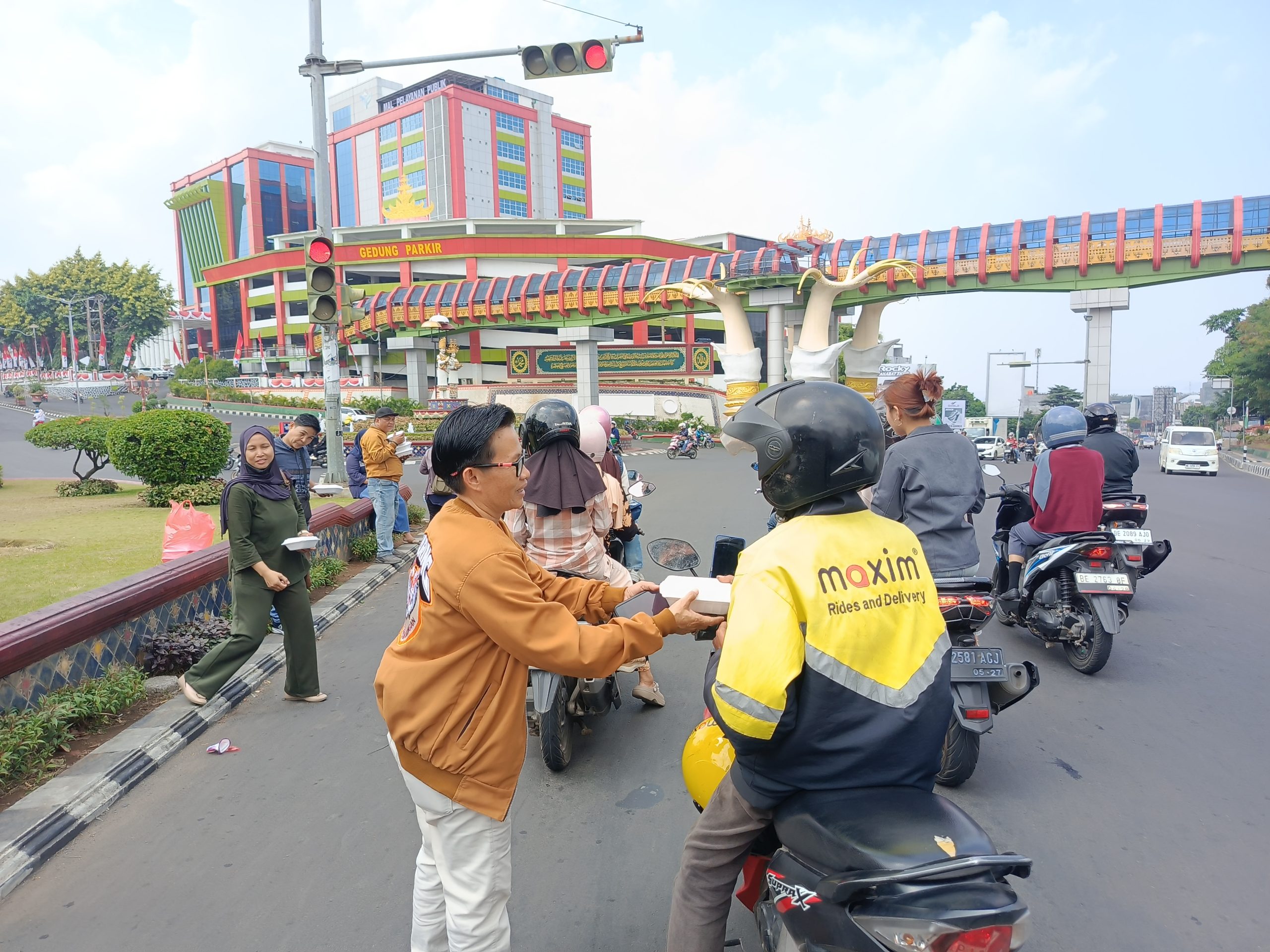 Jumat Berkah, Taring Lampung Bagikan Ratusan Nasi Kotak kepada Warga