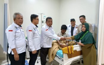 Besuk Warganya Sakit, Ketua FKMPB Sutomo Doakan Farandi Segera Sembuh