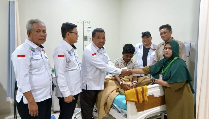 Besuk Warganya Sakit, Ketua FKMPB Sutomo Doakan Farandi Segera Sembuh