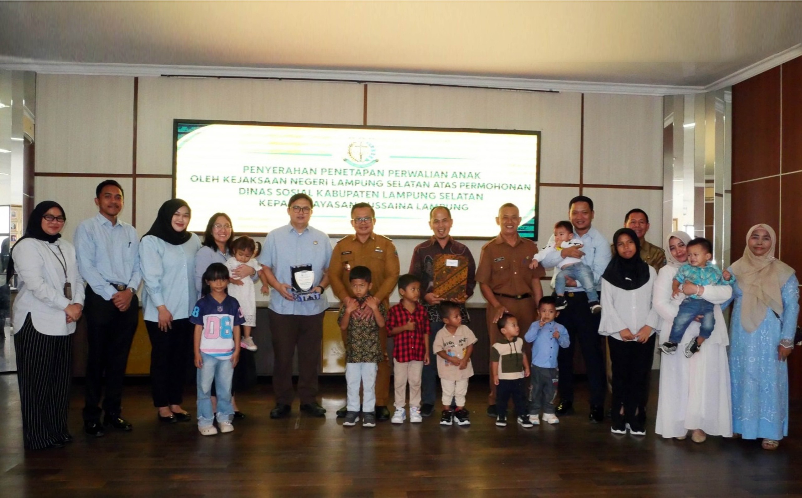 Kajari Lampung Selatan Serahkan Penetapan Perwalian, Dinas Sosial Kawal Hak Delapan Anak Yayasan Bussaina Lampung