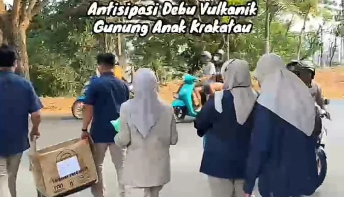Pegadaian Area Lampung Bagikan Masker dan Obat Tetes Mata Antisipasi Debu Vulkanik
