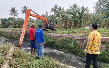 Satgas Gabungan Bersihkan dan Keruk Sungai Way Awi dan Way Balau, Antisipasi Banjir