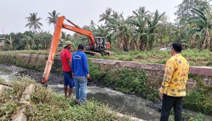 Satgas Gabungan Bersihkan dan Keruk Sungai Way Awi dan Way Balau, Antisipasi Banjir